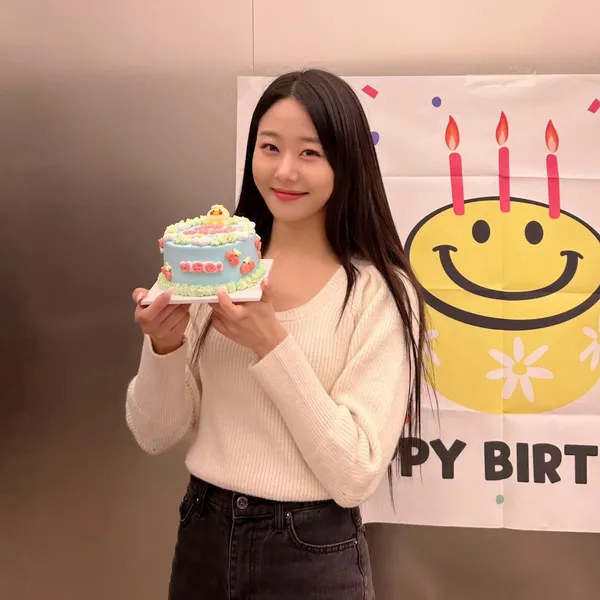 Today's Most Loved Chaerin (Cherry Bullet)