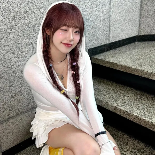 Today's Most Loved Jeewon (cignature)