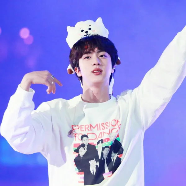 오늘 가장 사랑받은 진 (방탄소년단)의 모습