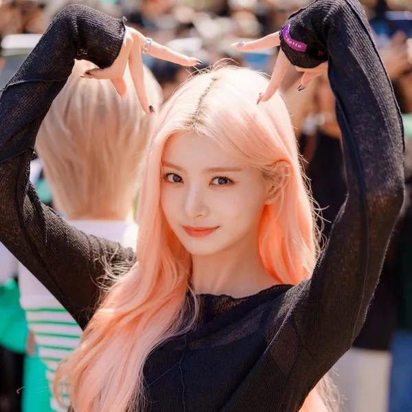 Today's Most Loved Yiren (EVERGLOW)
