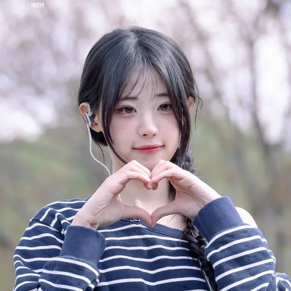 Top Photo Full of Hina (QWER) Love