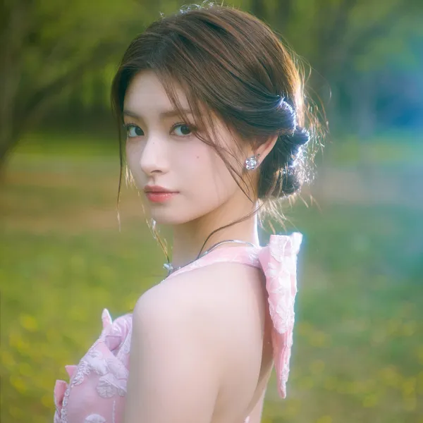 Today's Most Loved Yiren (EVERGLOW)