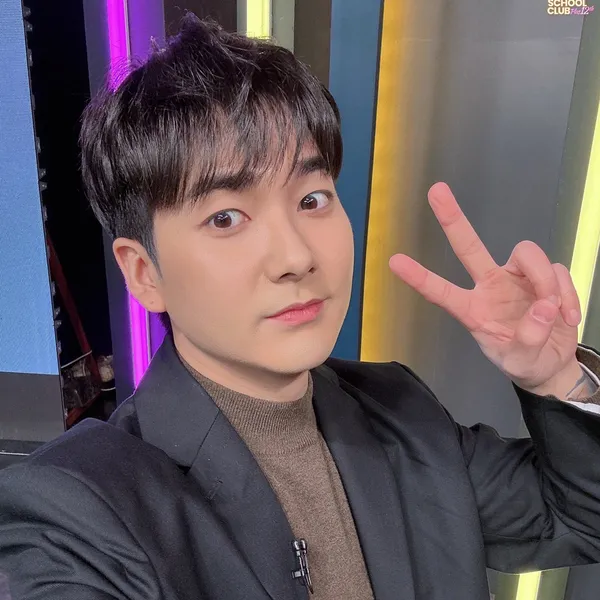 Top Photo Full of Aron Love