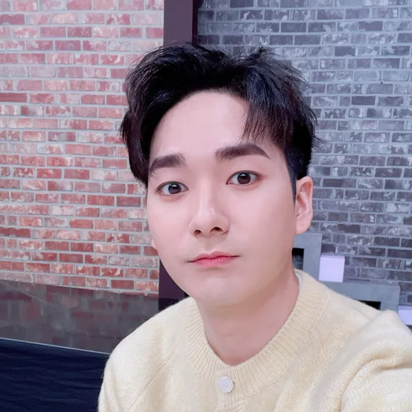 Top Photo Full of Aron Love
