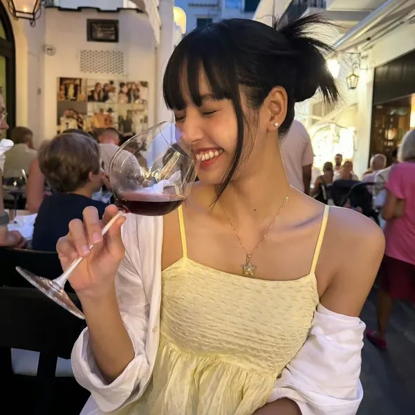 Foto Populer Penuh Cinta untuk Lisa (BLACKPINK)