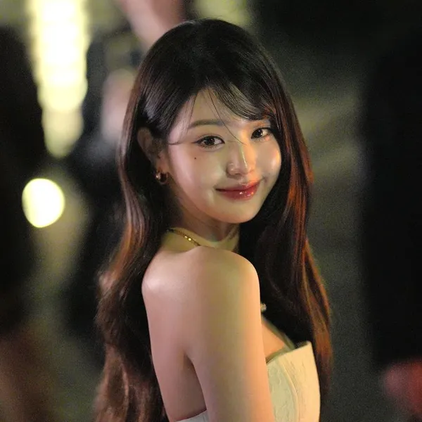 Foto Populer Penuh Cinta untuk Jang Wonyoung (IVE)