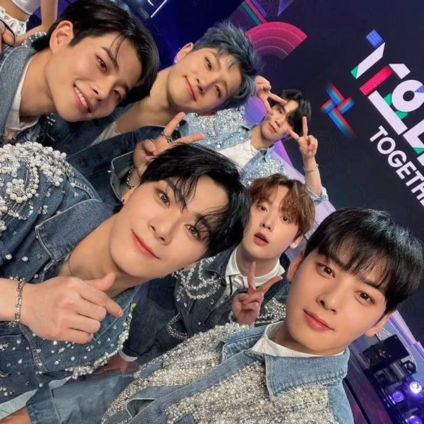 Top Photo Full of ASTRO Love