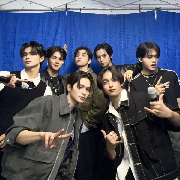 Top Photo Full of HORI7ON Love