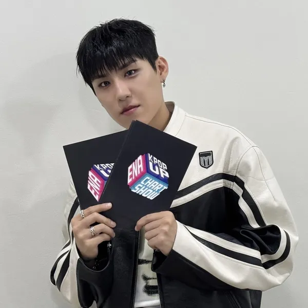 Top Photo Full of Park Woojin (AB6IX) Love