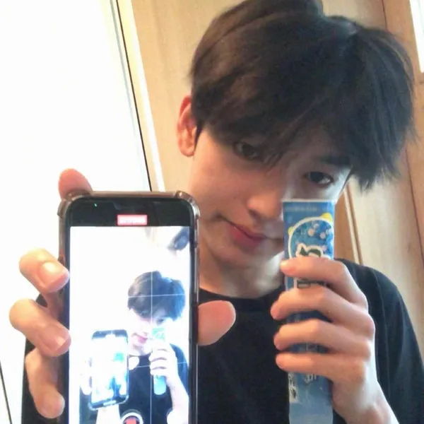 Foto Populer Penuh Cinta untuk Han Yujin (ZEROBASEONE)