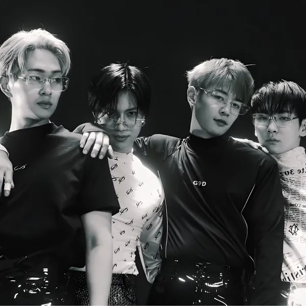 Signature photo of SHINee capturing their charm