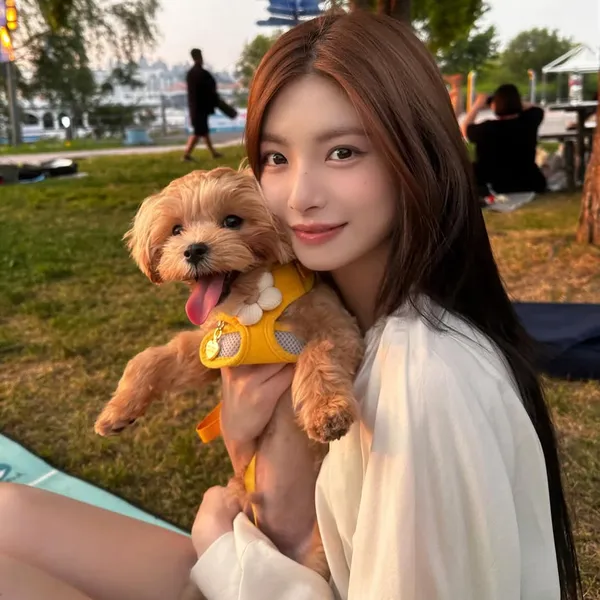 Today's Most Loved Yiren (EVERGLOW)