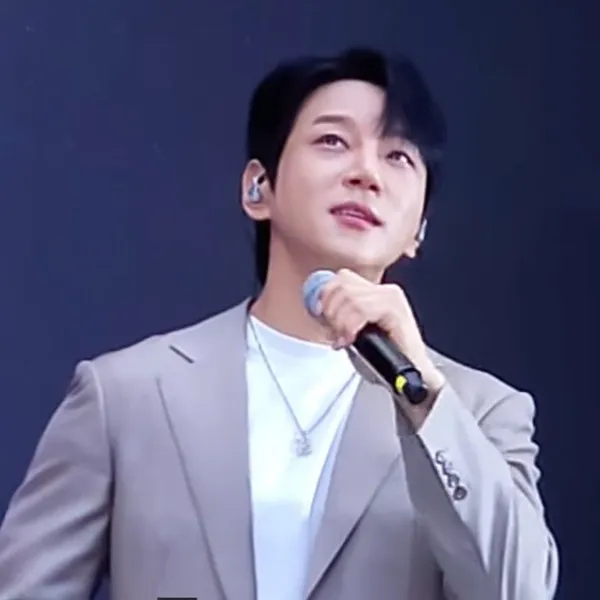 Top Photo Full of Hwang Chiyeol Love
