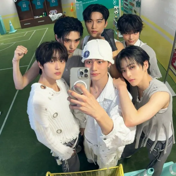 Top Photo Full of LUN8 Love