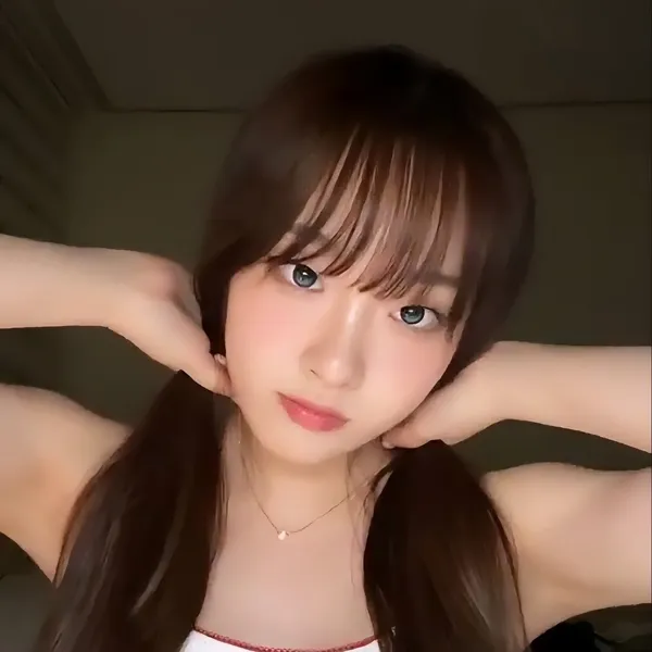 Today's Most Loved Chloe (cignature)