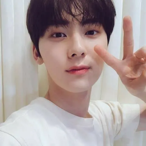 Penampilan Hwang Minhyun yang Paling Dicintai Hari Ini