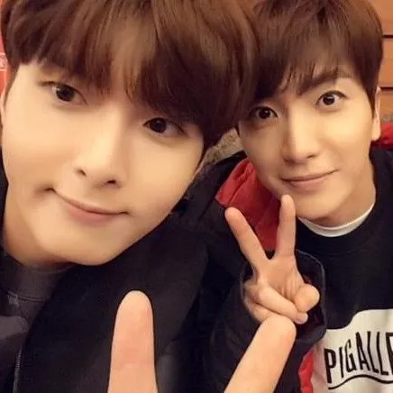 오늘 가장 사랑받은 려욱 (슈퍼주니어)의 모습