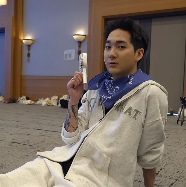 Top Photo Full of Aron Love