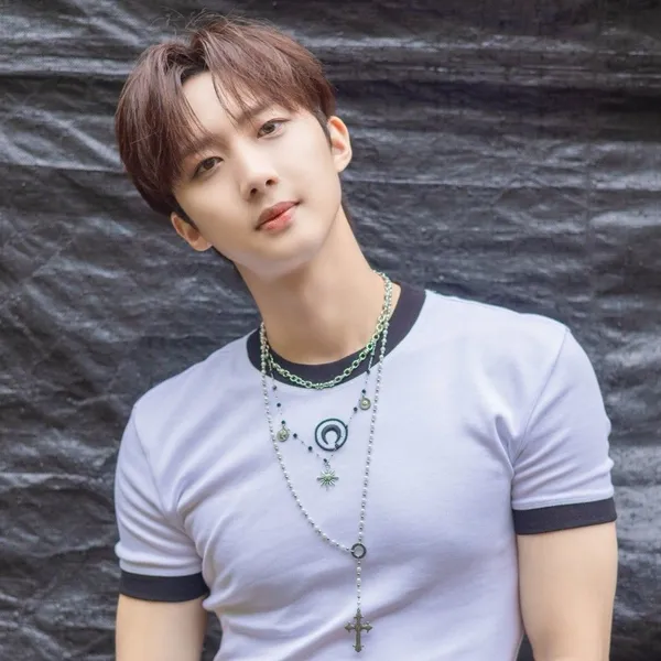 Top Photo Full of Hui (PENTAGON) Love