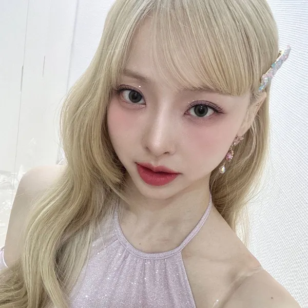 Today's Most Loved ViVi (Loossemble)