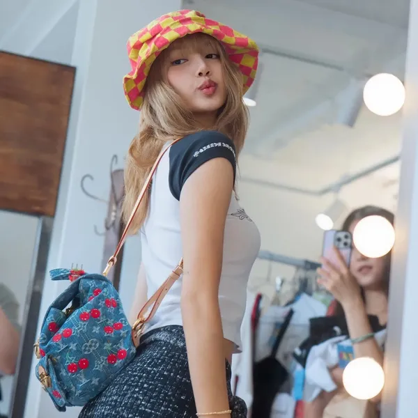 充满粉丝爱意的Lisa (BLACKPINK)人气照片