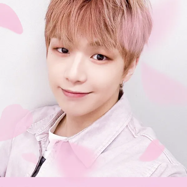 Signature photo of Kang Daniel capturing their charm