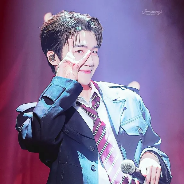 오늘 가장 사랑받은 진호 (펜타곤)의 모습