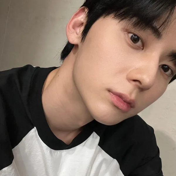 Foto Populer Penuh Cinta untuk Hwang Minhyun