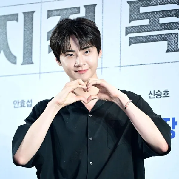 Foto Populer Penuh Cinta untuk Lee Jinhyuk
