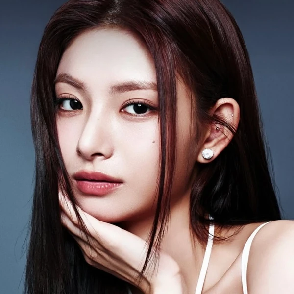 Today's Most Loved Yiren (EVERGLOW)