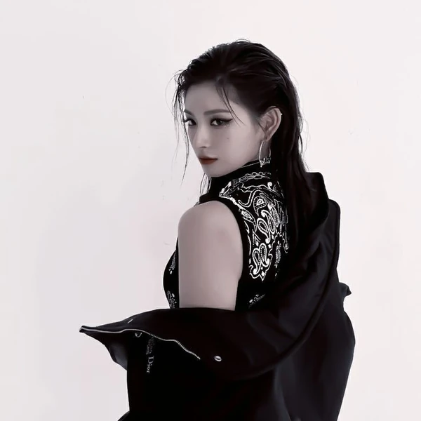 Today's Most Loved Yiren (EVERGLOW)