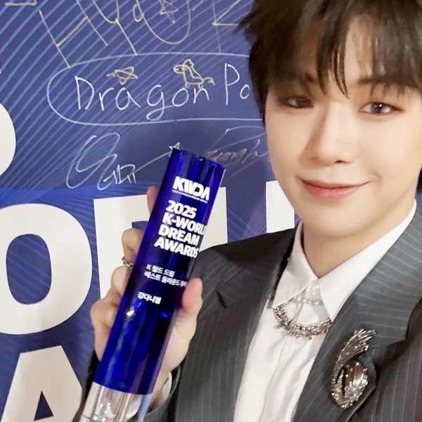 Signature photo of Kang Daniel capturing their charm