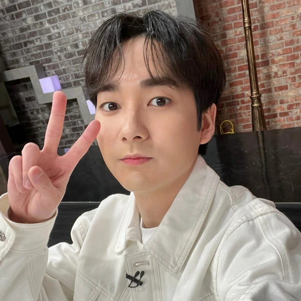 Top Photo Full of Aron Love