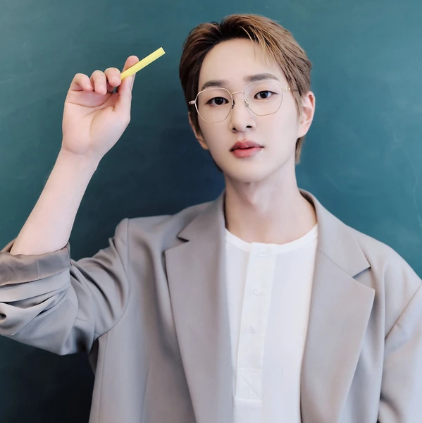 Today's Most Loved Onew (SHINee)