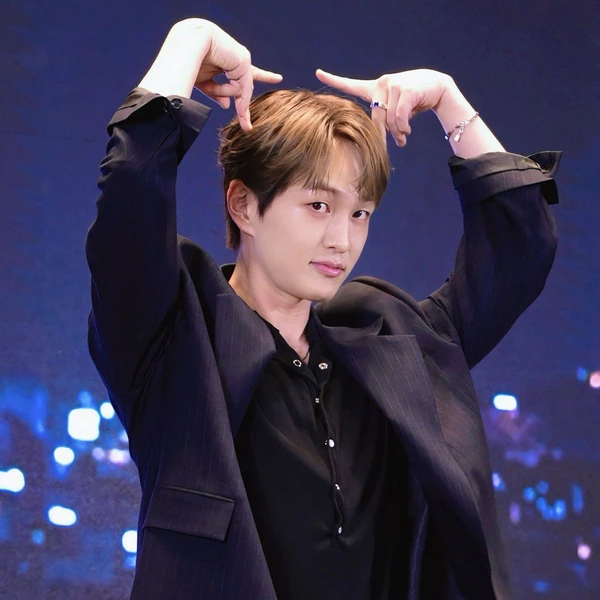 Today's Most Loved Onew (SHINee)