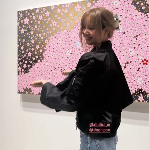 充满粉丝爱意的Lisa (BLACKPINK)人气照片