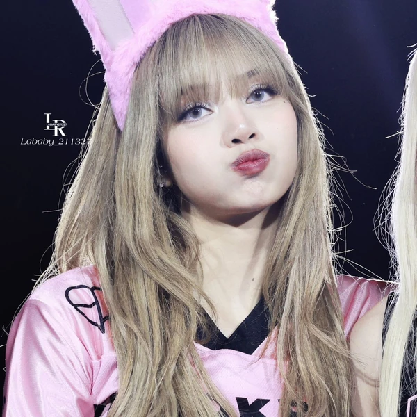 Foto Populer Penuh Cinta untuk Lisa (BLACKPINK)