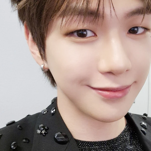 Signature photo of Kang Daniel capturing their charm
