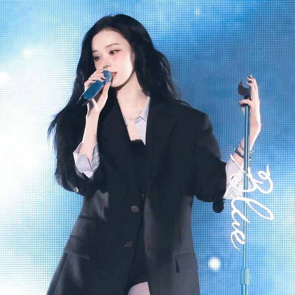 오늘 가장 사랑받은 윈터 (에스파)의 모습