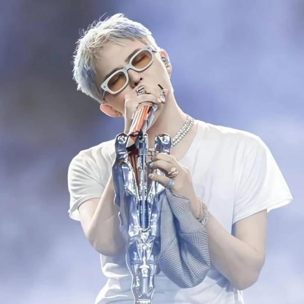 오늘 가장 사랑받은 G-DRAGON (빅뱅)의 모습