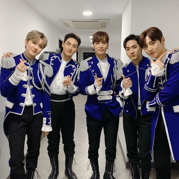 Top Photo Full of NU'EST Love