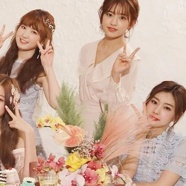 Foto Populer Penuh Cinta untuk IZ*ONE