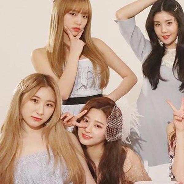 Foto Populer Penuh Cinta untuk IZ*ONE