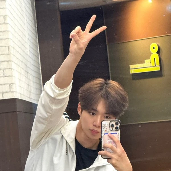 Today's Most Loved Kim Junseo (WEi)