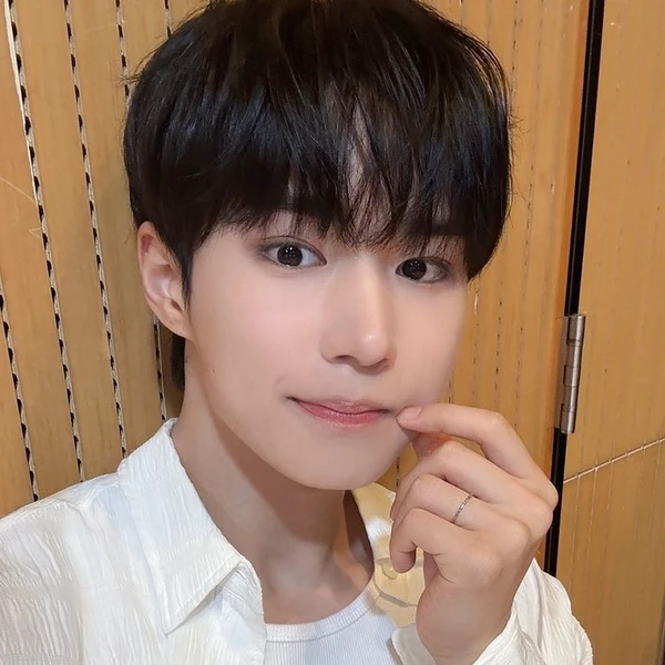 Today's Most Loved Kim Junseo (WEi)