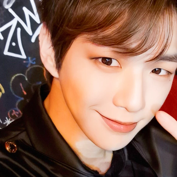 Signature photo of Kang Daniel capturing their charm