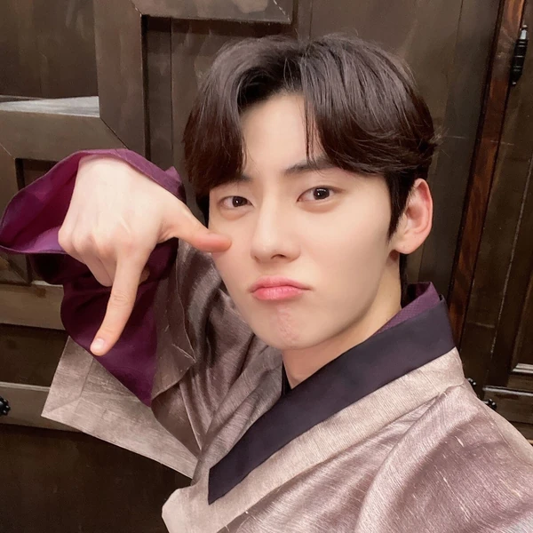 Today's Most Loved Hwang Minhyun
