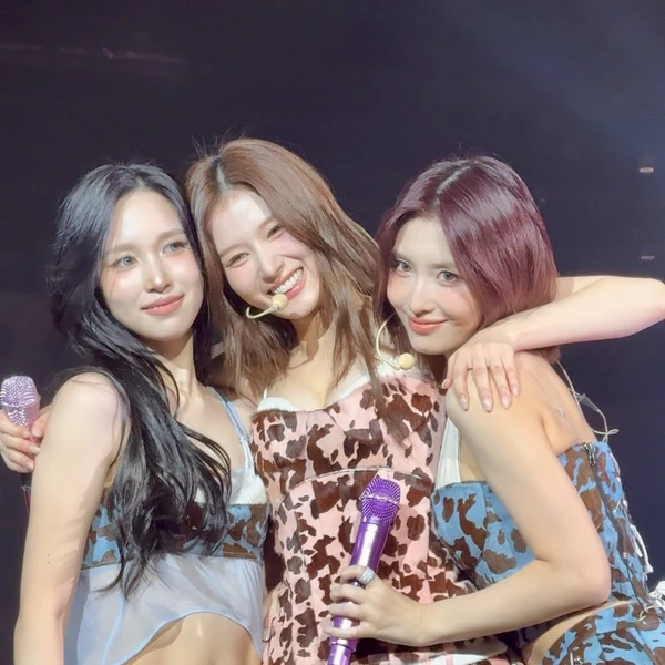Foto Populer Penuh Cinta untuk TWICE