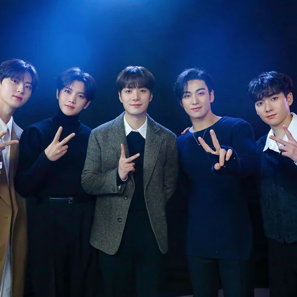 Top Photo Full of NU'EST Love