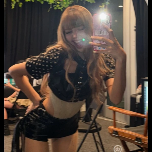 充滿粉絲愛意的Lisa (BLACKPINK)人氣照片